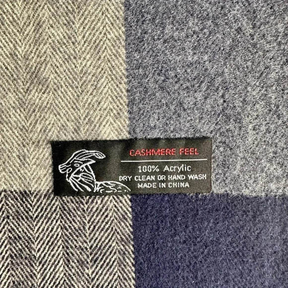 *Lot of 4* patterned scarves with tassels. - Picture 8 of 8